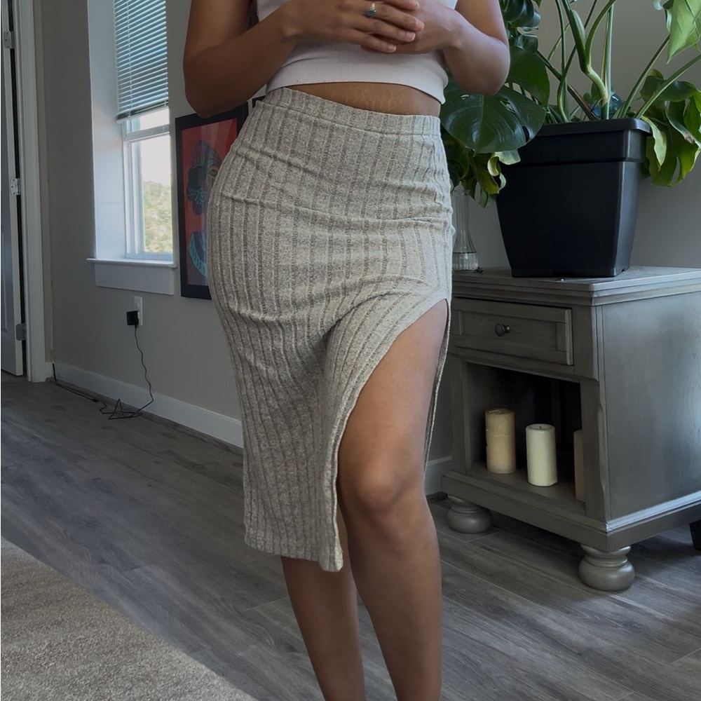 Elegant Gray Ribbed Knit Skirt